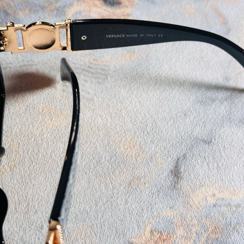 Gorgeous Versace Medusa Biggie - Picture 5 of 6